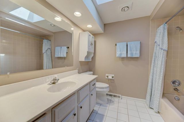 910 W White Oak Street, Arlington Heights, IL 60005