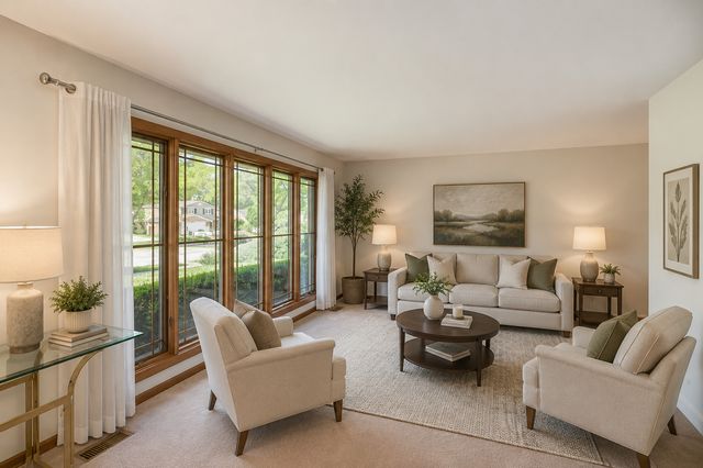 910 W White Oak Street, Arlington Heights, IL 60005