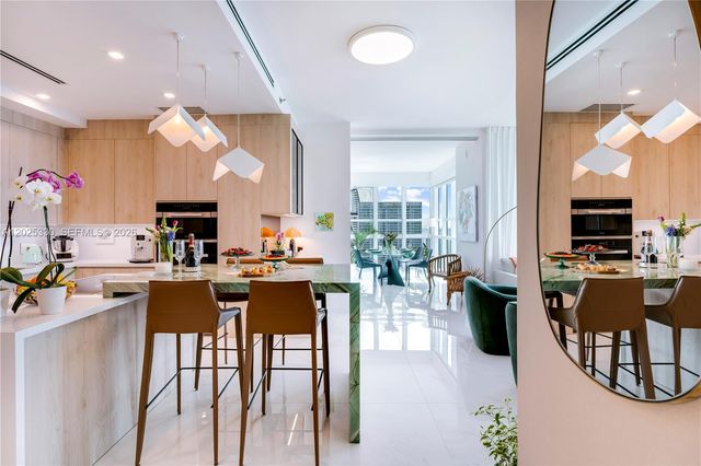 950 Brickell Bay Dr 5210, Miami, FL 33131