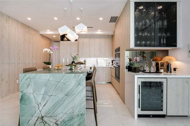 950 Brickell Bay Dr 5210, Miami, FL 33131