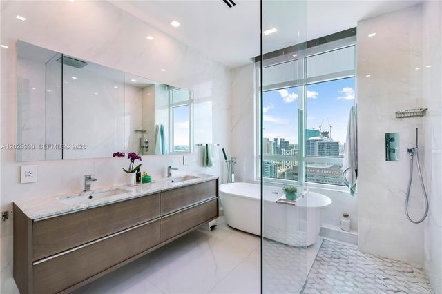 950 Brickell Bay Dr 5210, Miami, FL 33131