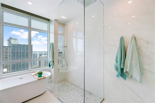 950 Brickell Bay Dr 5210, Miami, FL 33131