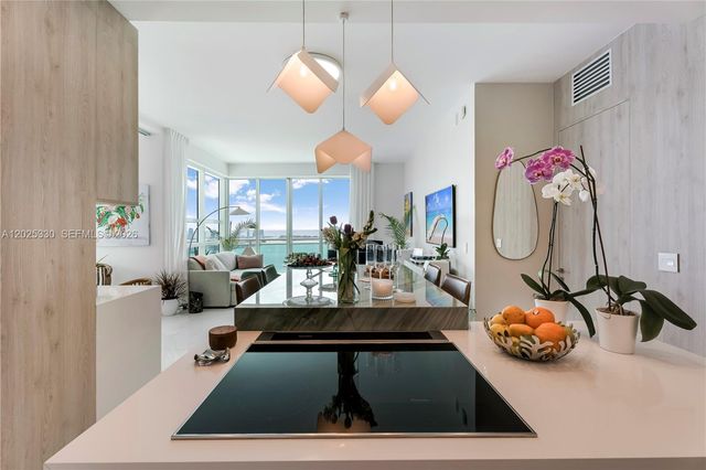 950 Brickell Bay Dr 5210, Miami, FL 33131