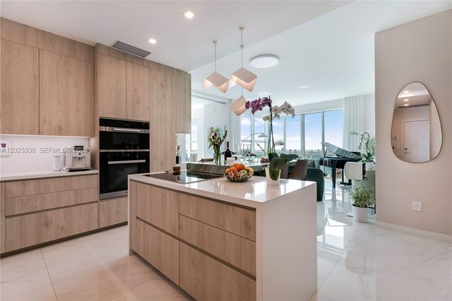 950 Brickell Bay Dr 5210, Miami, FL 33131