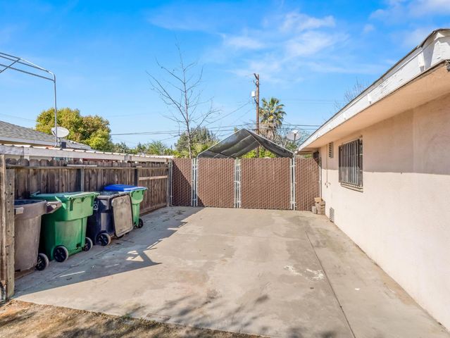 5017 E Washington Avenue, Fresno, CA 93727
