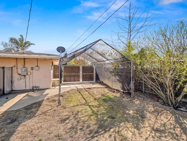 5017 E Washington Avenue, Fresno, CA 93727