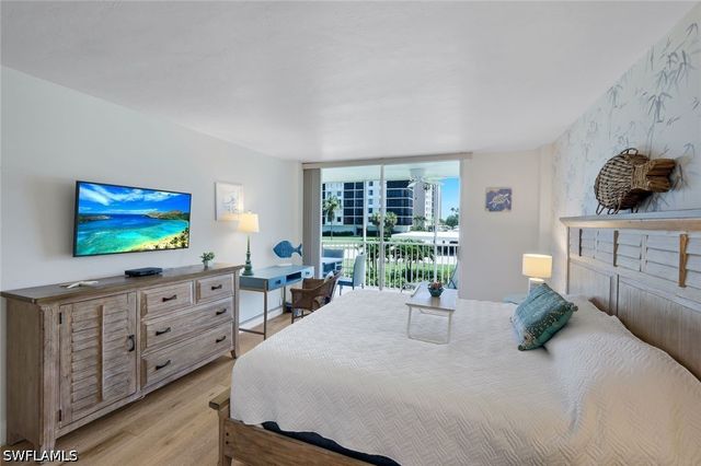 5 Bluebill AVE 208, Naples, FL 34108