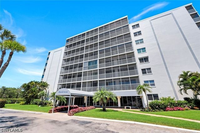 5 Bluebill AVE 208, Naples, FL 34108