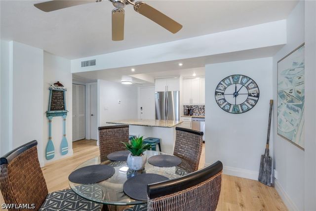5 Bluebill AVE 208, Naples, FL 34108