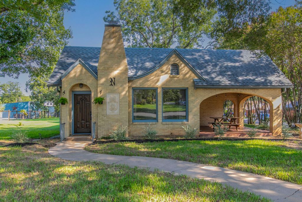 2726 Sanger Avenue, Waco, TX 76707