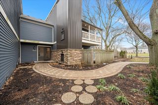 1533 S County Farm Road 1-4, Wheaton, IL 60189