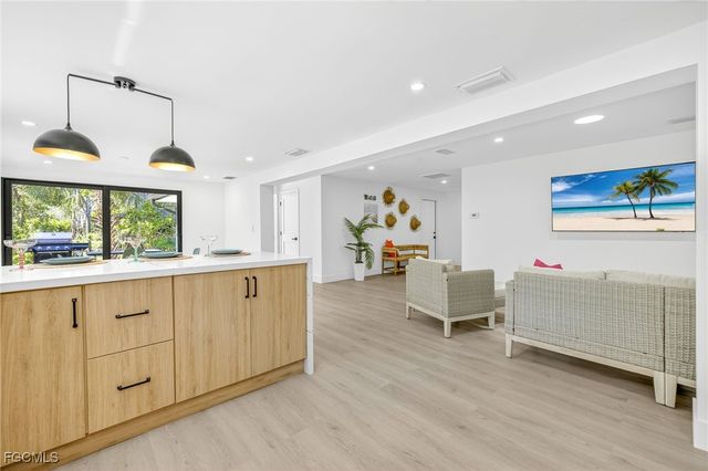 1105 Skiff PL, Sanibel, FL 33957