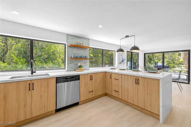 1105 Skiff PL, Sanibel, FL 33957