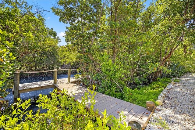 1105 Skiff PL, Sanibel, FL 33957