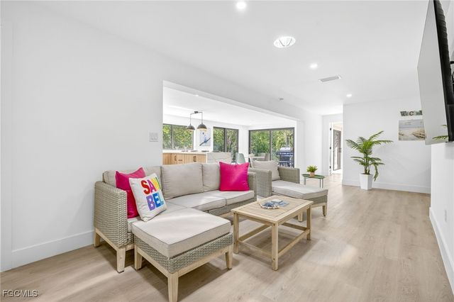 1105 Skiff PL, Sanibel, FL 33957