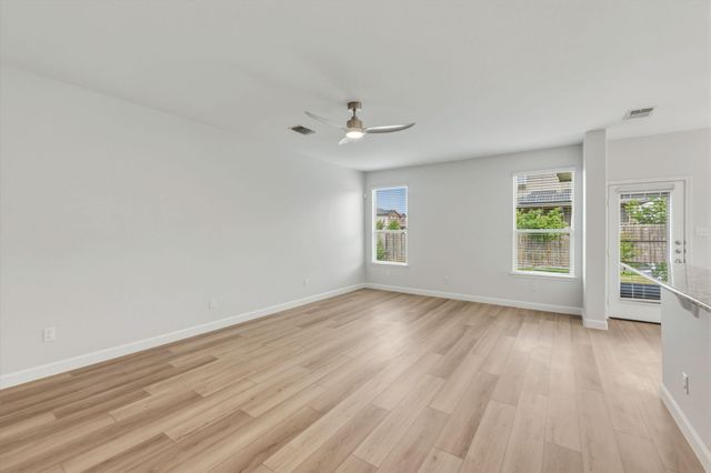 301 Serpentine LN, Jarrell, TX 76537