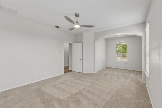 301 Serpentine LN, Jarrell, TX 76537