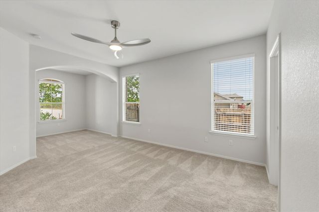 301 Serpentine LN, Jarrell, TX 76537