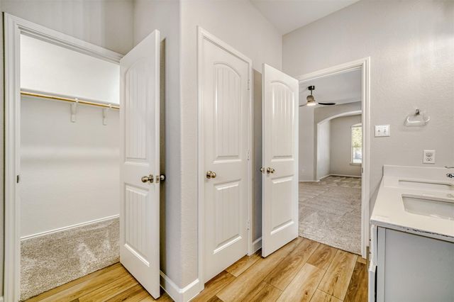 301 Serpentine LN, Jarrell, TX 76537