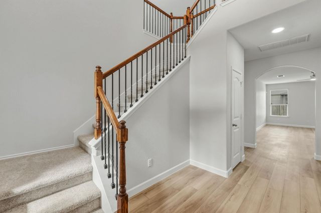 301 Serpentine LN, Jarrell, TX 76537