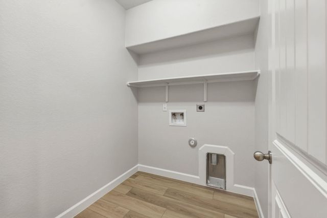 301 Serpentine LN, Jarrell, TX 76537