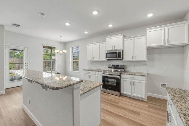 301 Serpentine LN, Jarrell, TX 76537