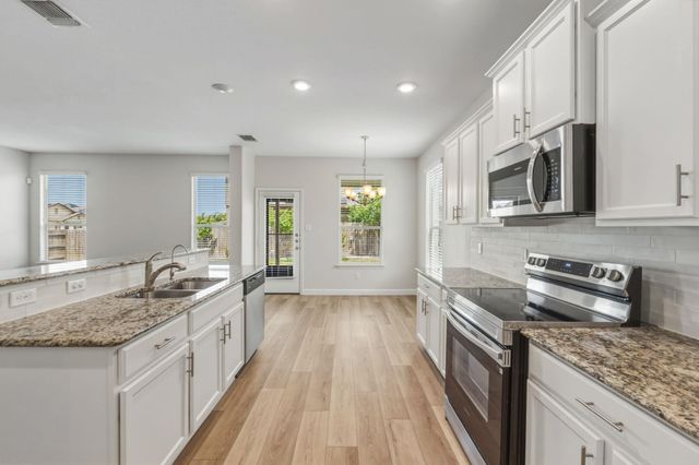 301 Serpentine LN, Jarrell, TX 76537