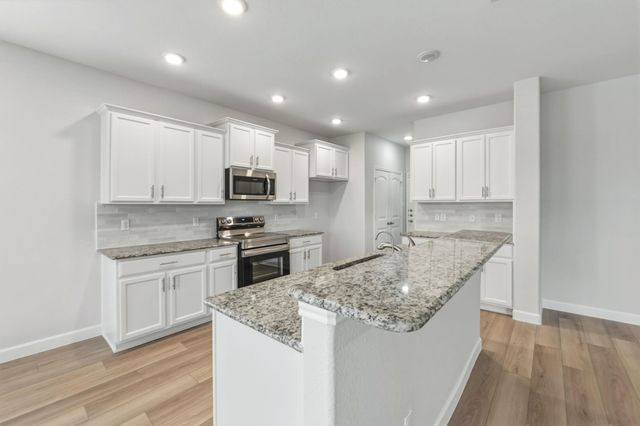 301 Serpentine LN, Jarrell, TX 76537