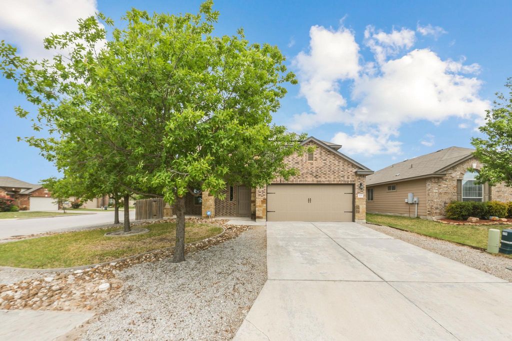 301 Serpentine LN, Jarrell, TX 76537