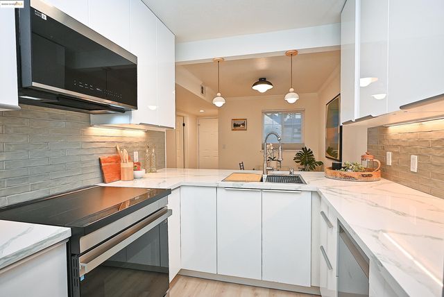 550 Canyon Oaks Dr A, Oakland, CA 94605