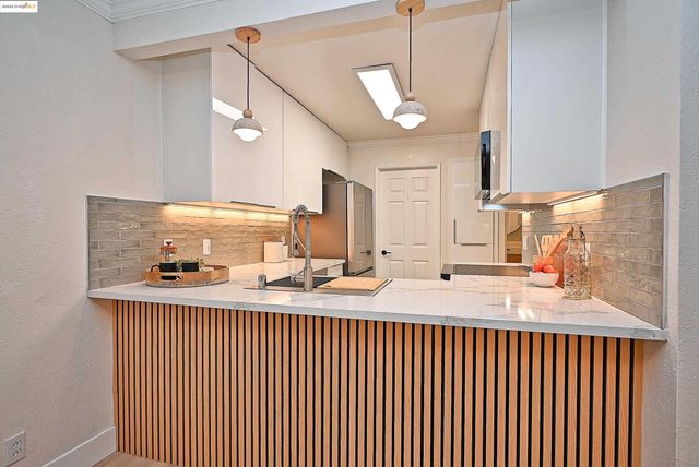 550 Canyon Oaks Dr A, Oakland, CA 94605