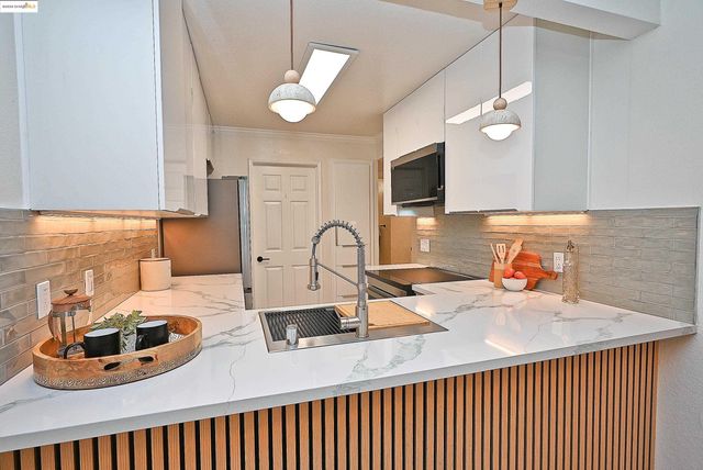 550 Canyon Oaks Dr A, Oakland, CA 94605