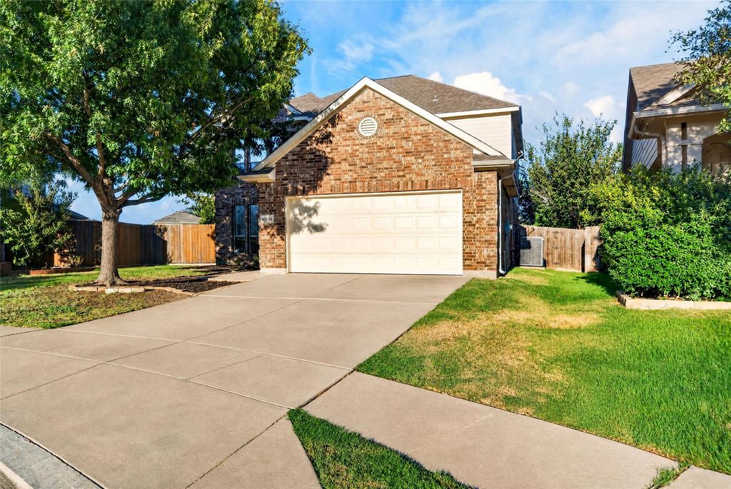 10834 Axton Court, Fort Worth, TX 76052 — photo 2