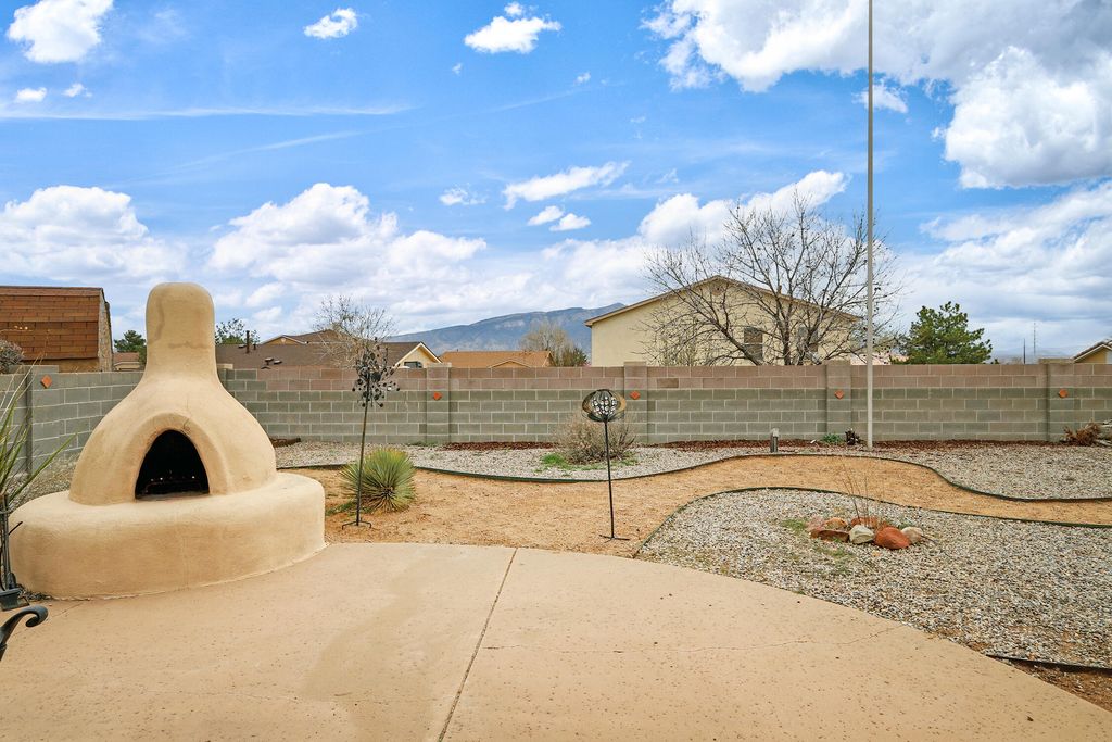 Image 11 of property listing at 7067 Clark Hills Drive NE, Rio Rancho, NM 87144