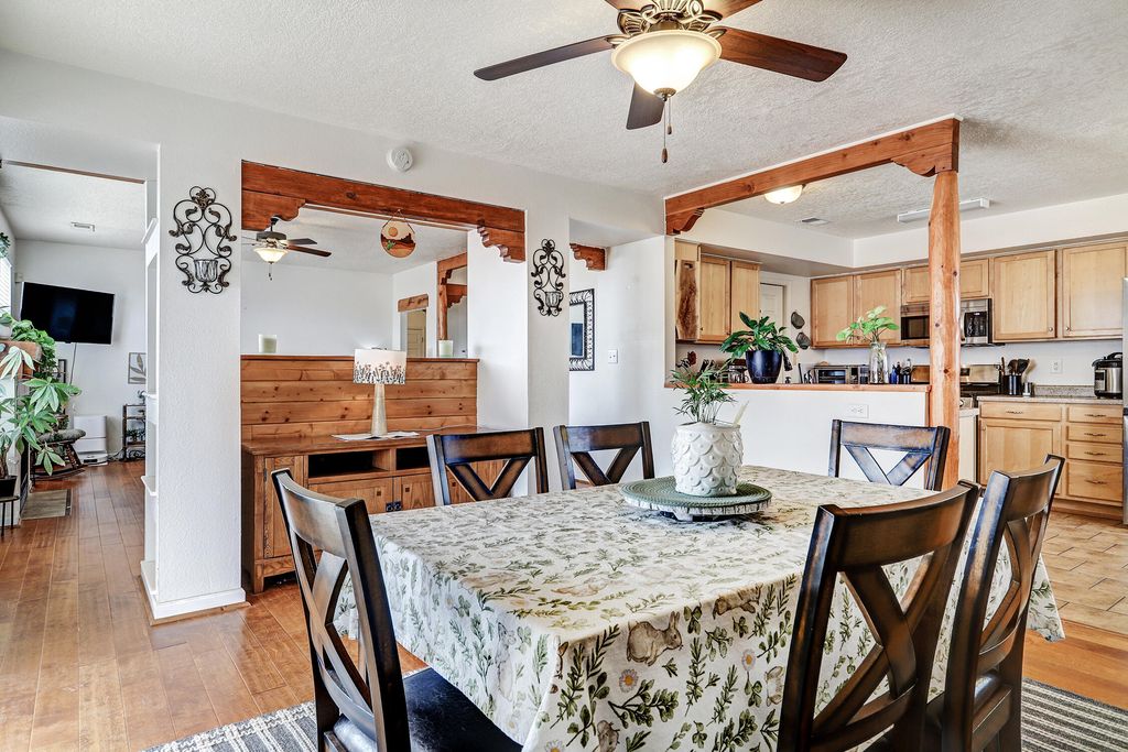 Image 12 of property listing at 7067 Clark Hills Drive NE, Rio Rancho, NM 87144