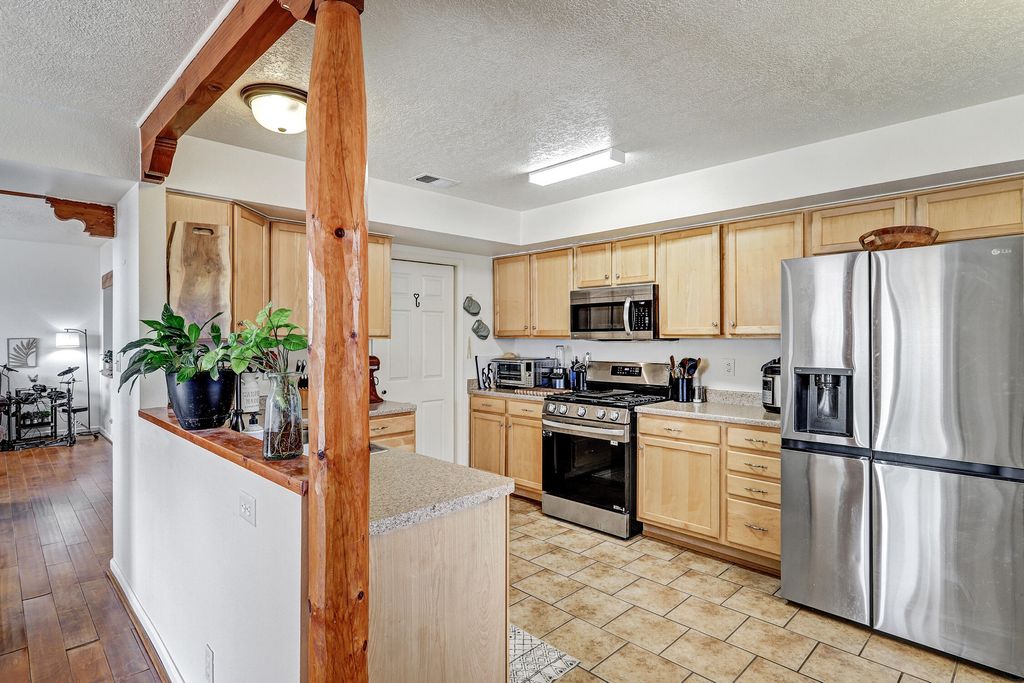 Image 14 of property listing at 7067 Clark Hills Drive NE, Rio Rancho, NM 87144