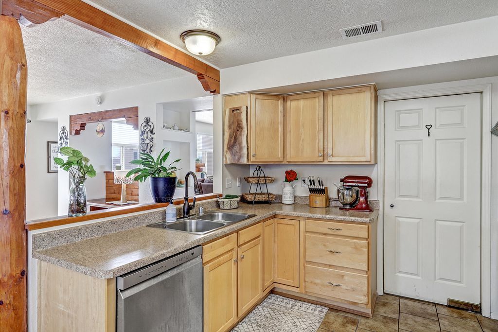 Image 16 of property listing at 7067 Clark Hills Drive NE, Rio Rancho, NM 87144