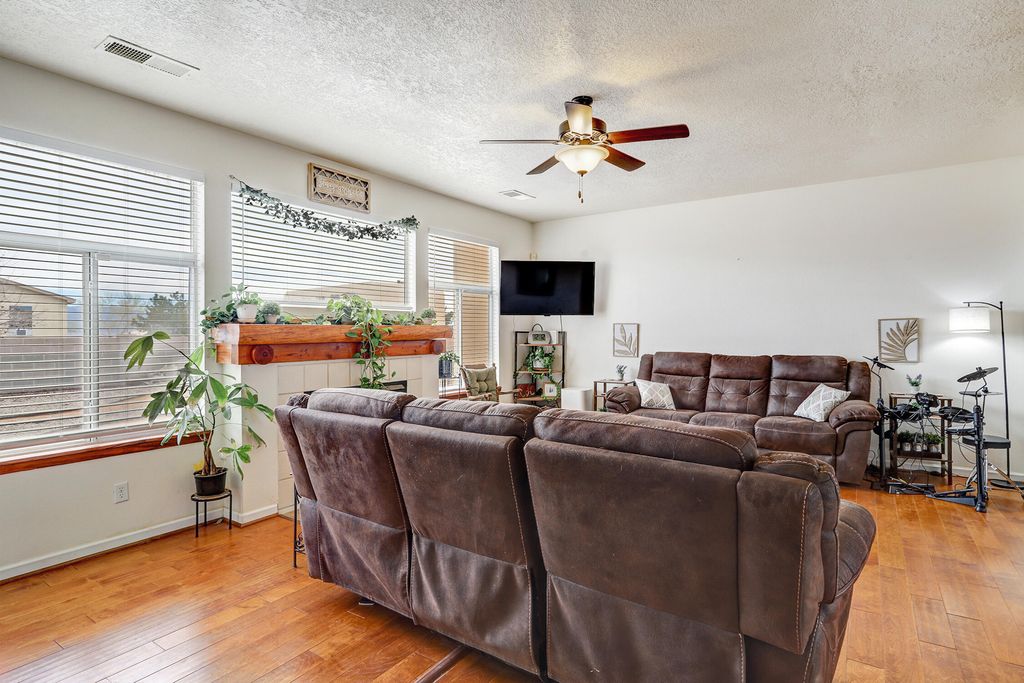 Image 18 of property listing at 7067 Clark Hills Drive NE, Rio Rancho, NM 87144