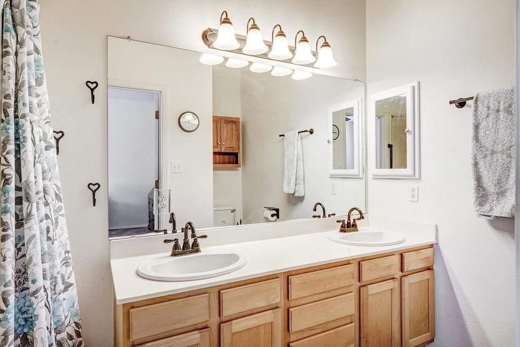 Image 22 of property listing at 7067 Clark Hills Drive NE, Rio Rancho, NM 87144