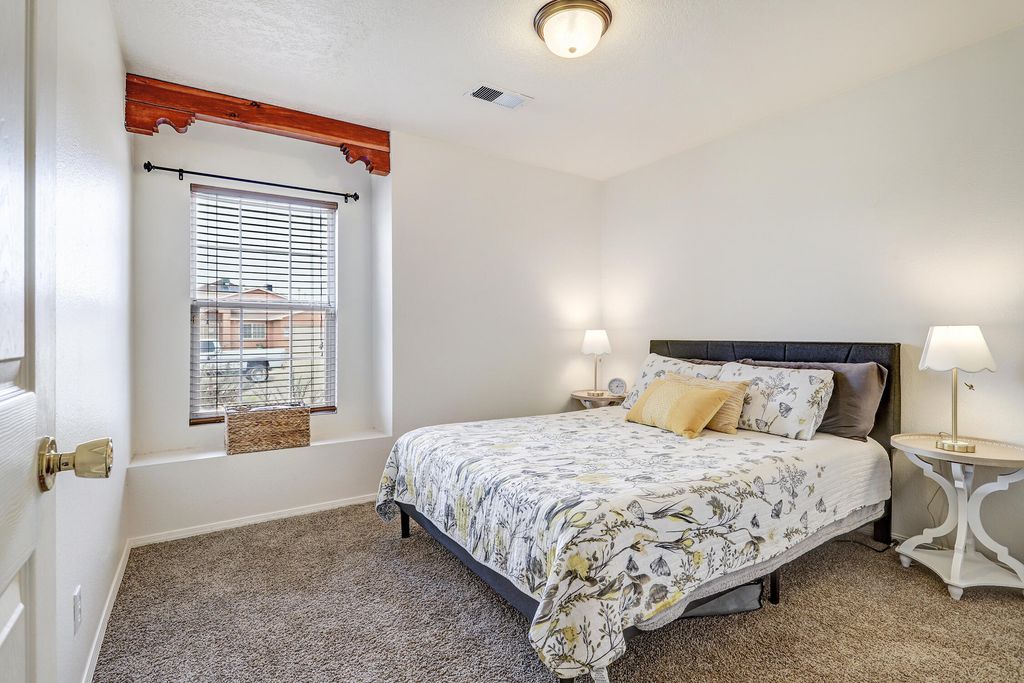 Image 24 of property listing at 7067 Clark Hills Drive NE, Rio Rancho, NM 87144