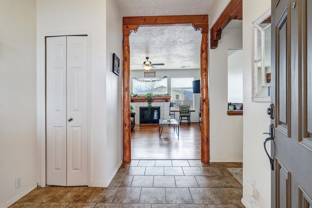 Image 4 of property listing at 7067 Clark Hills Drive NE, Rio Rancho, NM 87144