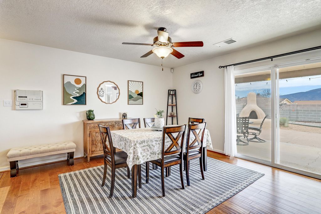 Image 7 of property listing at 7067 Clark Hills Drive NE, Rio Rancho, NM 87144