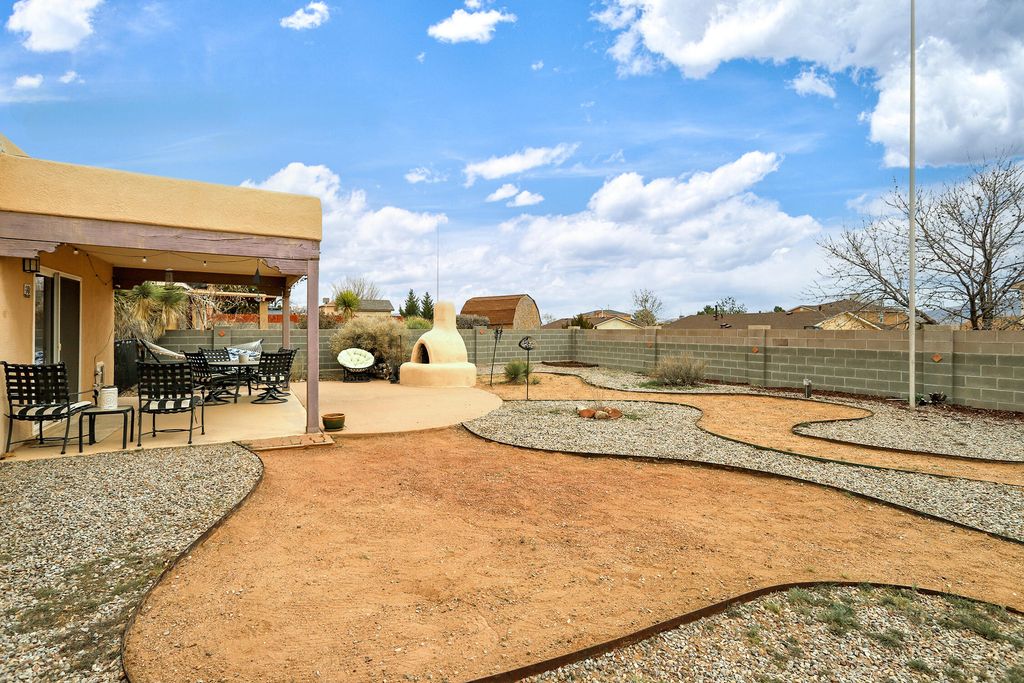 Image 9 of property listing at 7067 Clark Hills Drive NE, Rio Rancho, NM 87144
