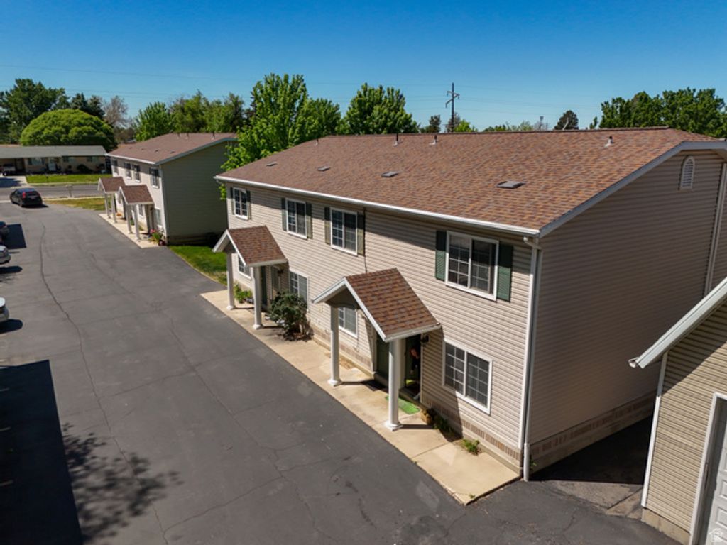 Image 8 of property listing at 472 E 2100 N, Ogden, UT 84414