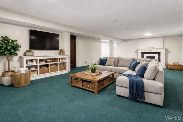 934 Silverstone Drive, St Charles, MO 63303