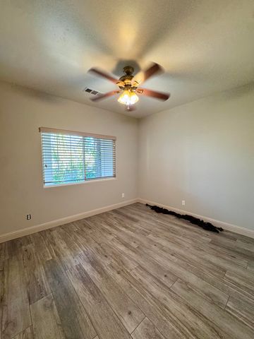 835 E Costner Street, Farmersville, CA 93223