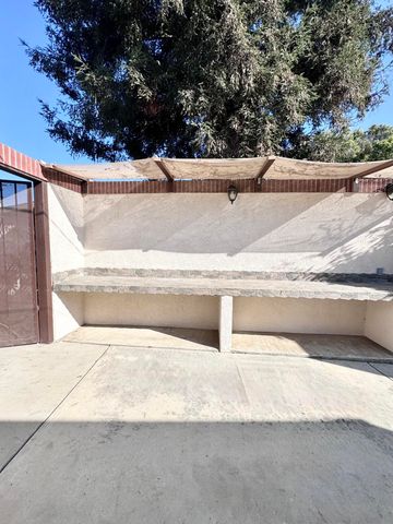 835 E Costner Street, Farmersville, CA 93223