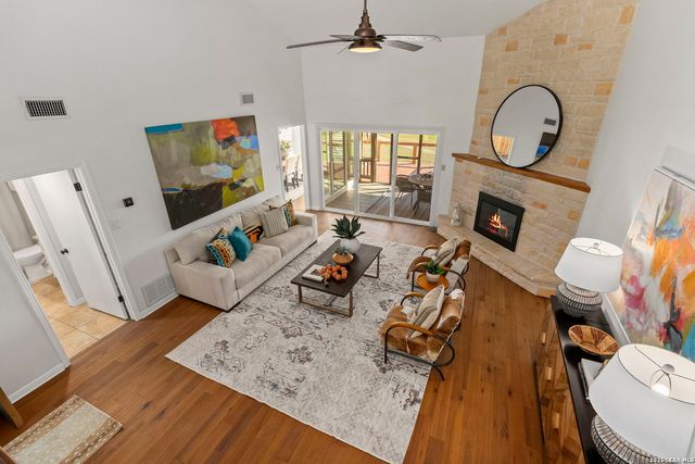 105 E Tapatio Dr, Boerne, TX 78006