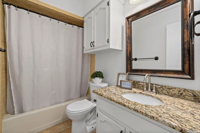 105 E Tapatio Dr, Boerne, TX 78006