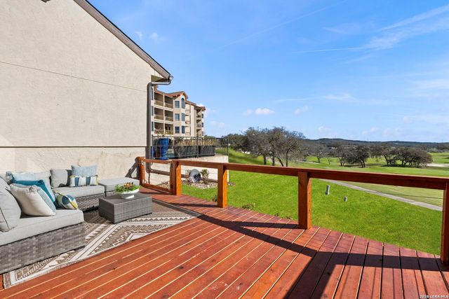 105 E Tapatio Dr, Boerne, TX 78006